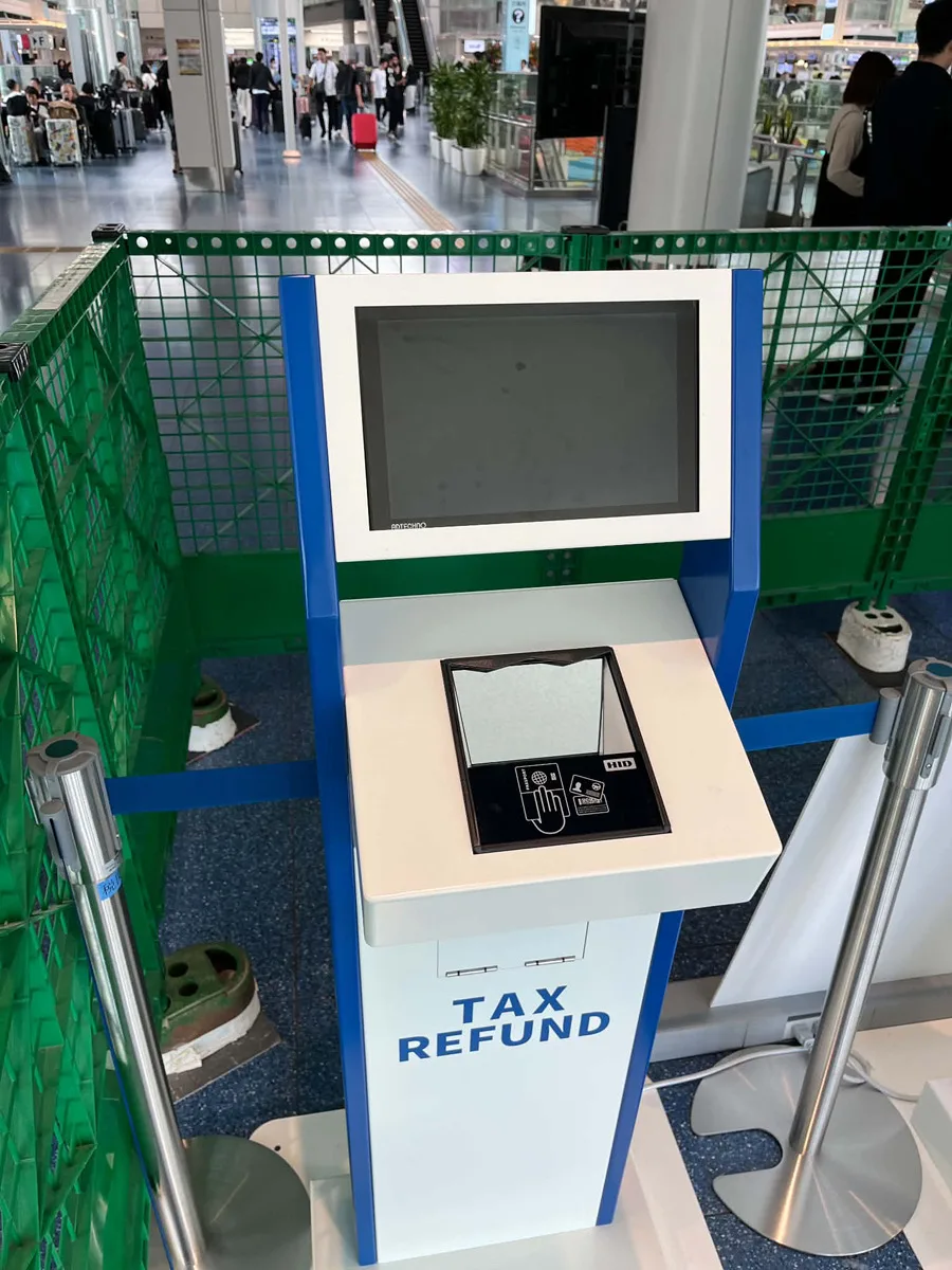 羽田空港のタックスリファンド(免税)用税関確認キオスク端末の設置エリア。複数の端末写真。