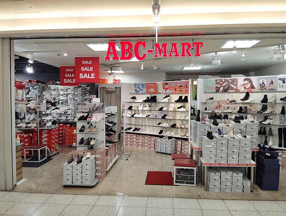 ABC-MARTの看板・ロゴが写った店舗写真
