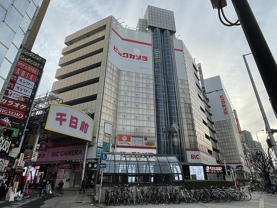 ビックカメラの看板・ロゴが写った店舗写真