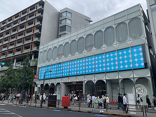 @cosme STOREの看板・ロゴが写った店舗写真