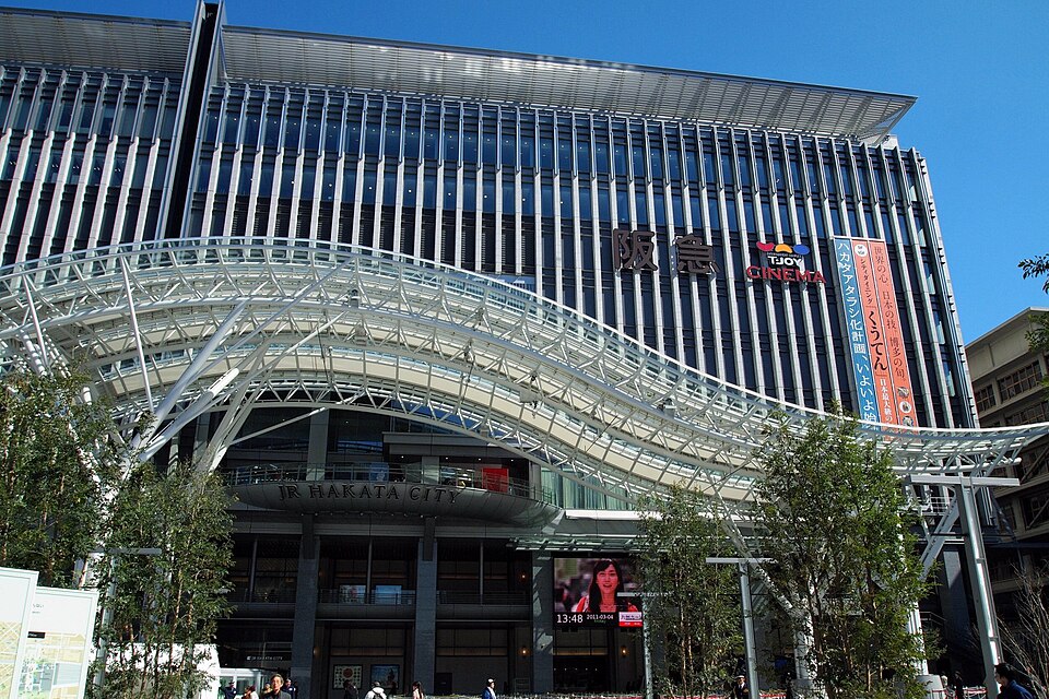 博多阪急の看板・ロゴが写った店舗写真