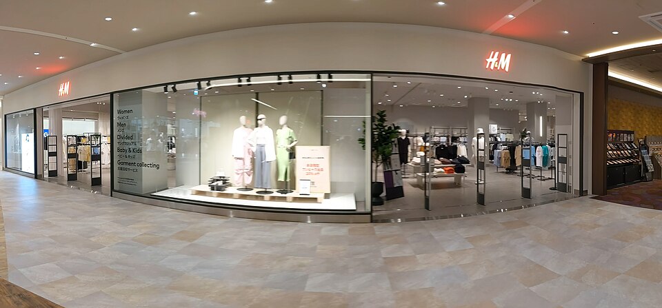 H&Mの看板・ロゴが写った店舗写真