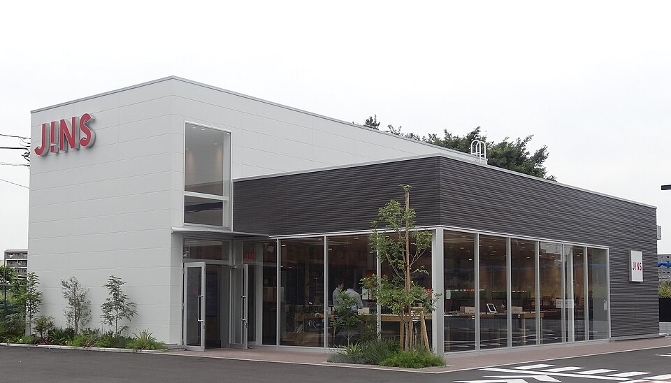 JINSの看板・ロゴが写った店舗写真