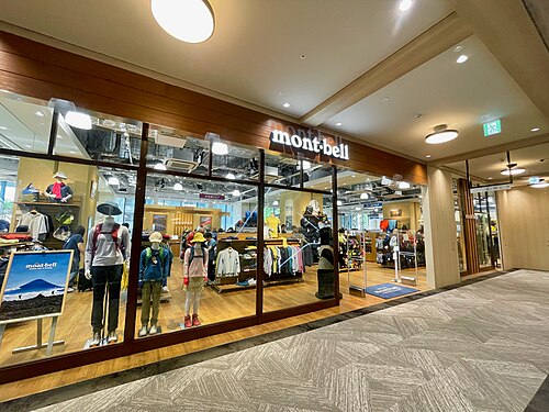 モンベルの看板・ロゴが写った店舗写真