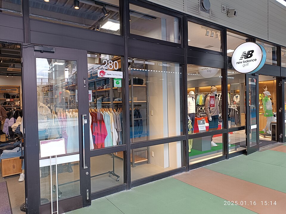 ニューバランスの看板・ロゴが写った店舗写真