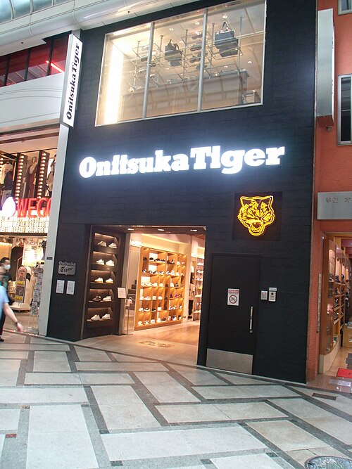 オニツカタイガーの看板・ロゴが写った店舗写真