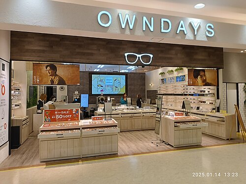 OWNDAYSの看板・ロゴが写った店舗写真