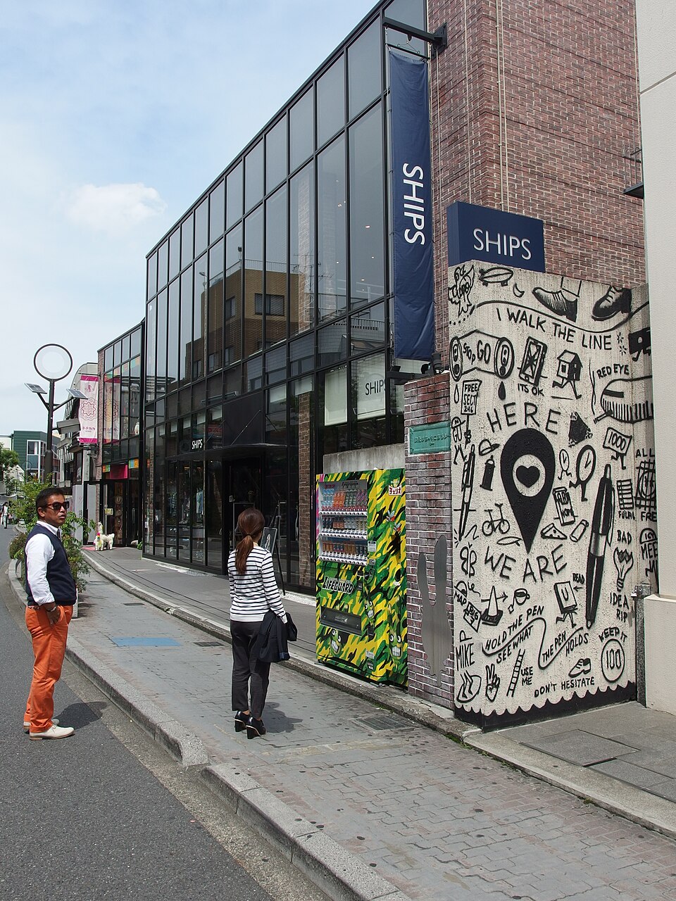 SHIPSの看板・ロゴが写った店舗写真