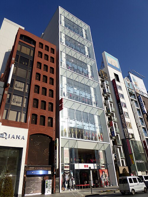 ユニクロの看板・ロゴが写った店舗写真