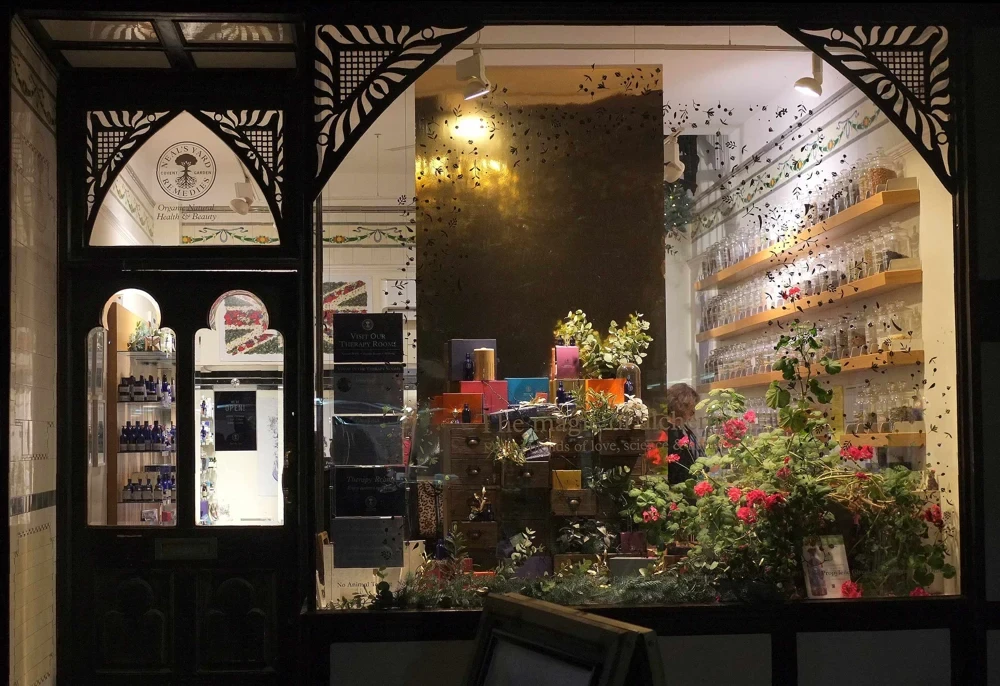 NEAL'S YARD REMEDIES — 参考图片：其他分店，并非丸之内适用店铺